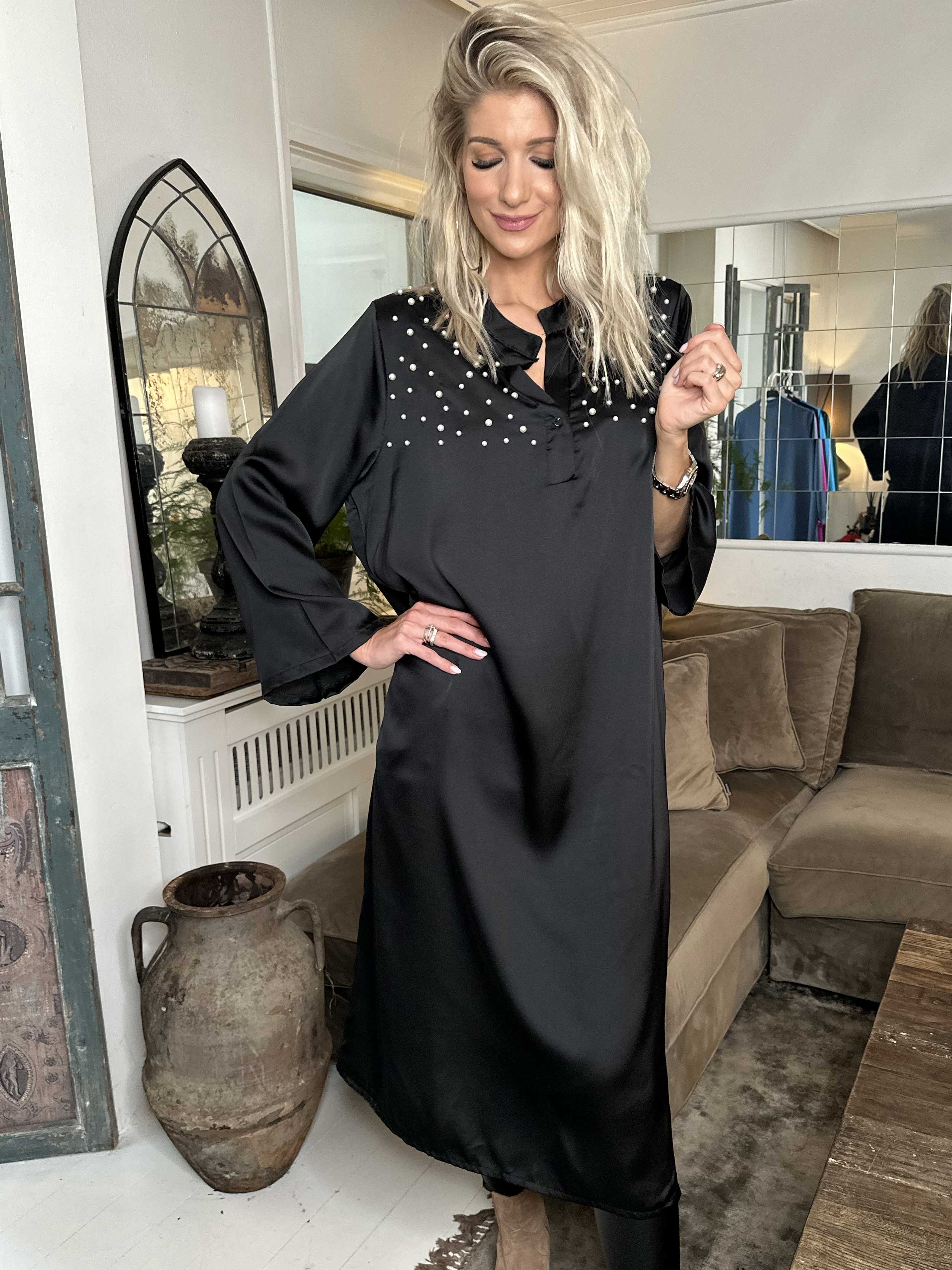 Emilia - Klänning i silkelook med lös passform och vita pärlor